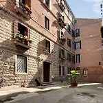 White Flowers With Canal View By Wonderful Italy Appartement Venetië