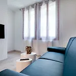 White Flowers With Canal View By Wonderful Italy Appartement Venetië