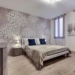 아파트 White Flowers With Canal View By Wonderful Italy *