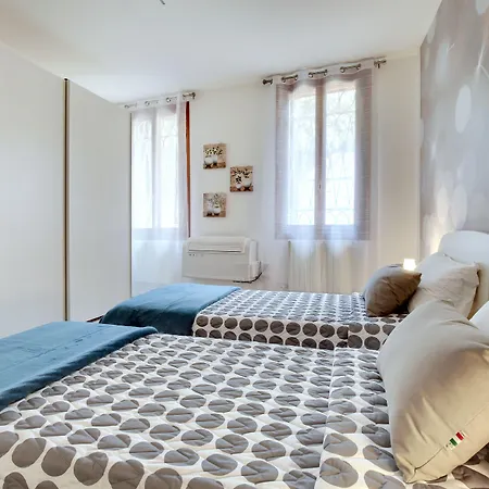 White Flowers With Canal View By Wonderful Italy Apartament *