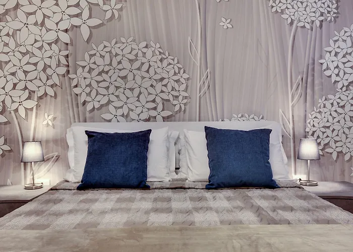 White Flowers With Canal View By Wonderful Italy Apartament