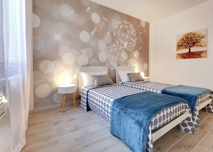 White Flowers With Canal View By Wonderful Italy Apartament *