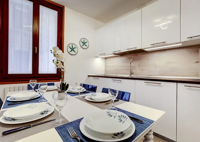 White Flowers With Canal View By Wonderful Italy Apartament Wenecja