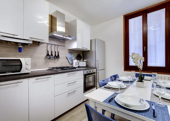 White Flowers With Canal View By Wonderful Italy Apartament *