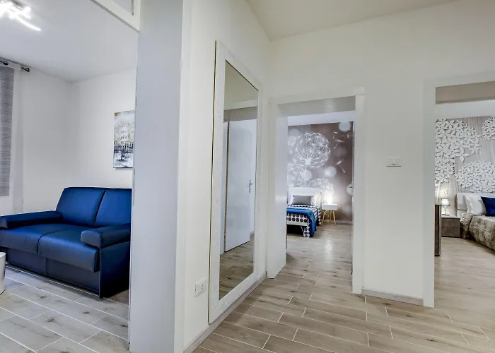 White Flowers With Canal View By Wonderful Italy Apartament *