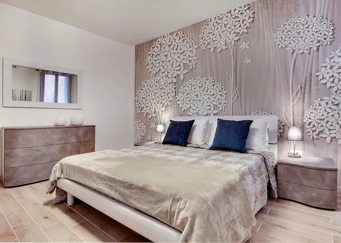 White Flowers With Canal View By Wonderful Italy Apartament Wenecja