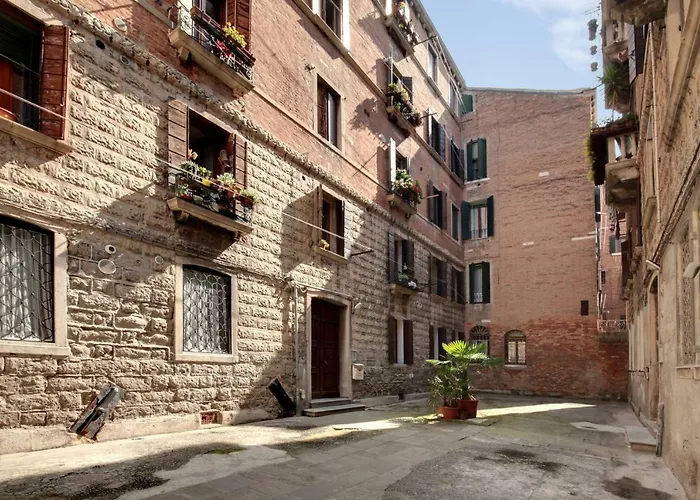 White Flowers With Canal View By Wonderful Italy Apartament Wenecja