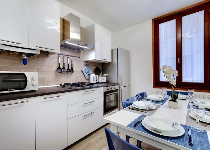 White Flowers With Canal View By Wonderful Italy Apartament