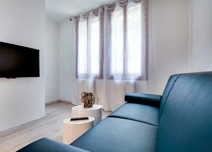 White Flowers With Canal View By Wonderful Italy Apartament Wenecja