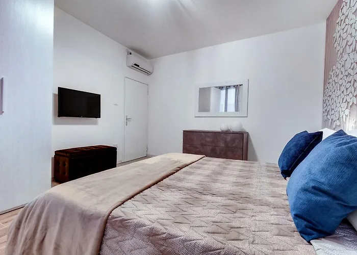 White Flowers With Canal View By Wonderful Italy Apartament