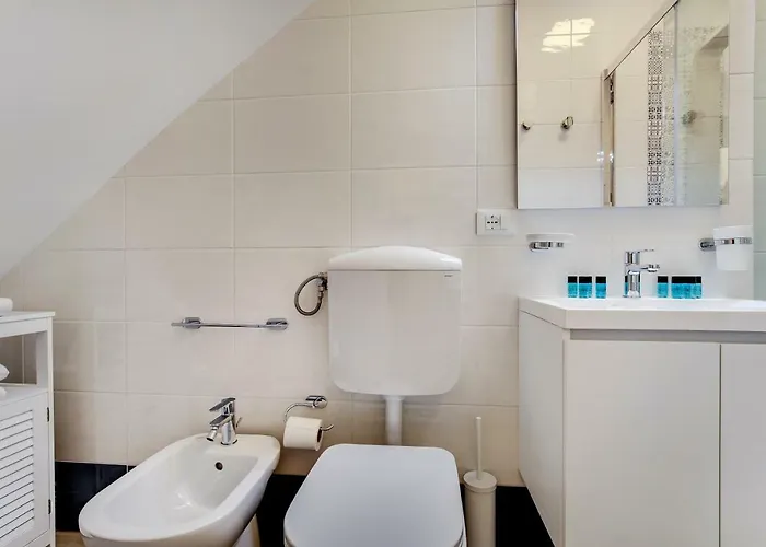 White Flowers With Canal View By Wonderful Italy Apartament *