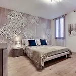 White Flowers With Canal View By Wonderful Italy شقة البندقية